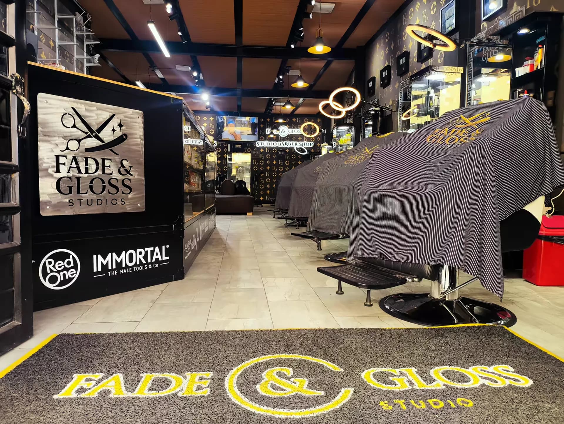 Entrada de Fade & Gloss Studios — barbería y salón de belleza en San Mateo, Soacha